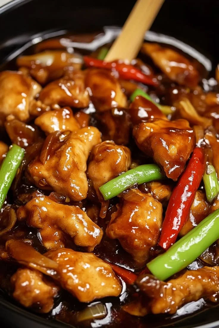Delicious Chicken With Garlic Sauce Chinese dish served in a bowl.