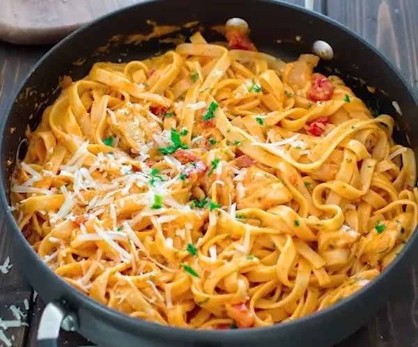 Pasta with Chicken and Roasted Pepper Sauce