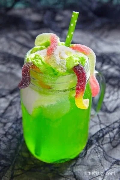 Colorful Halloween drinks for kids, perfect for Halloween parties and spooky celebrations.