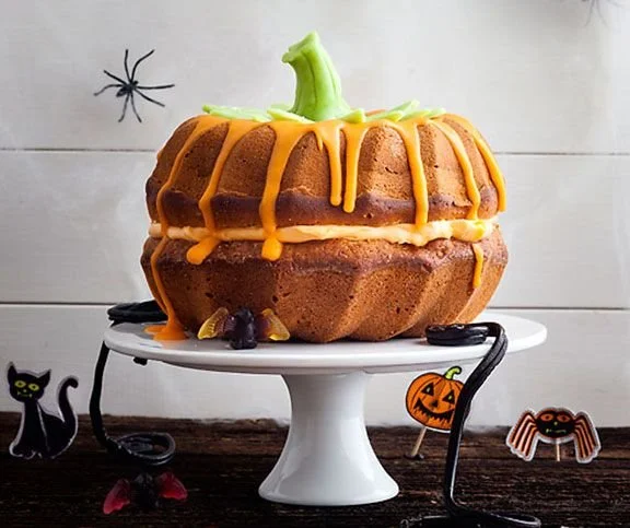 Halloween-Gugelhopf decorated with spooky icing and festive toppings